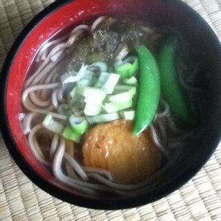 さつま揚げとスナップエンドウとトロロ昆布の蕎麦